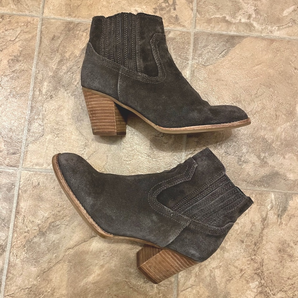 Dolce Vita Jari Chelsea Bootie Gray Suede Size 7